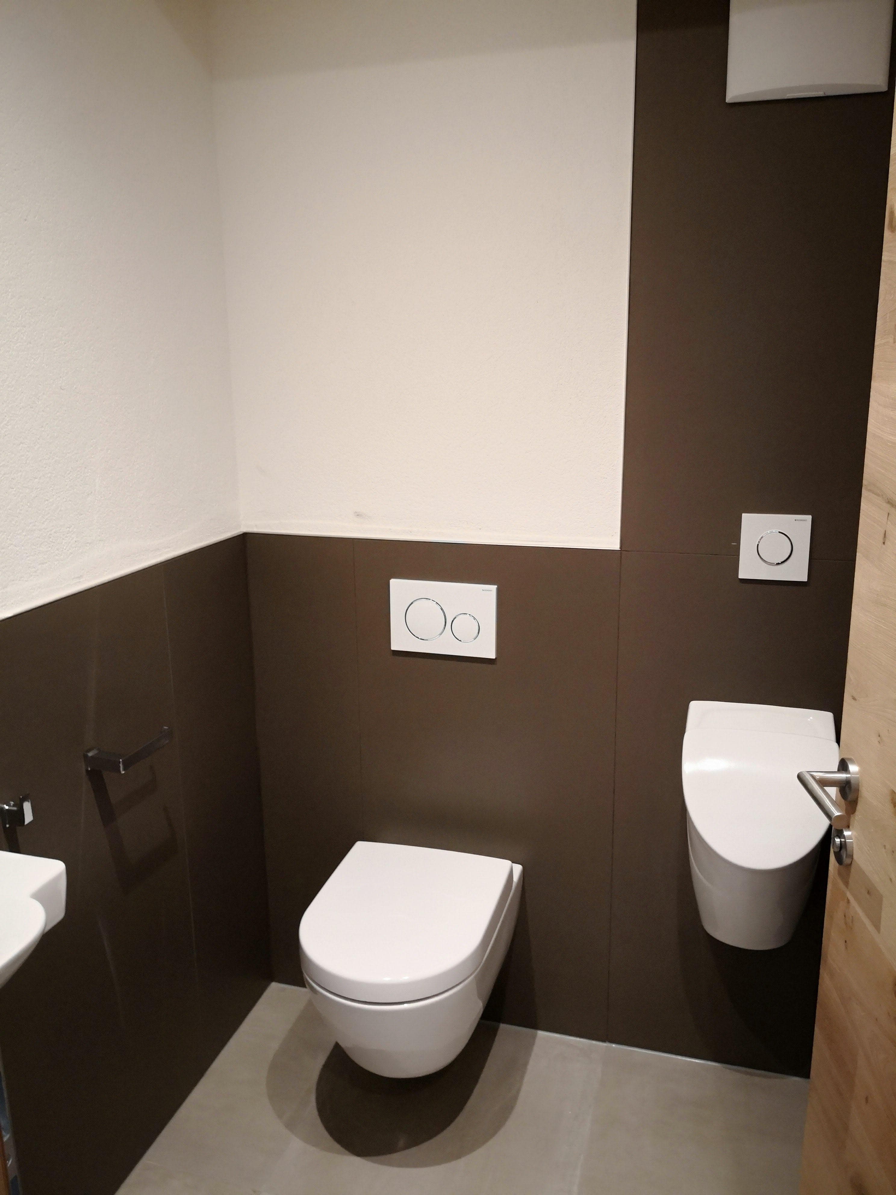 WC/Bad mit großen dunklen Fliesen in Innsbruck, ausgeführt von Hörtnagl Martin.